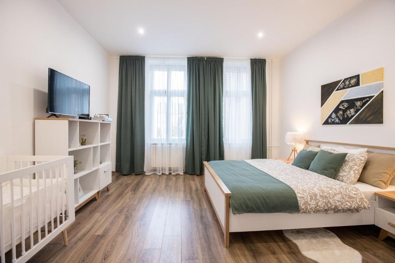Family Apartment Ostrava Bagian luar foto