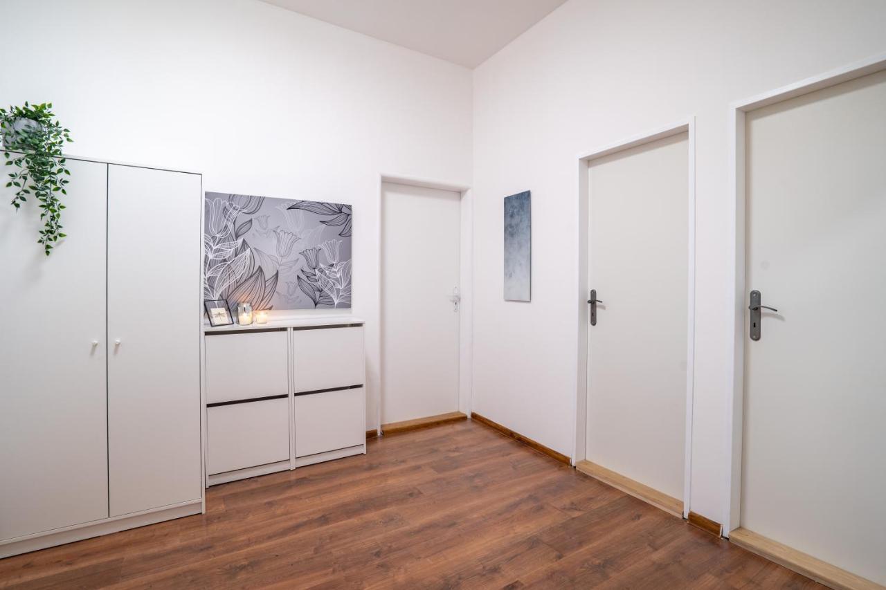 Family Apartment Ostrava Bagian luar foto